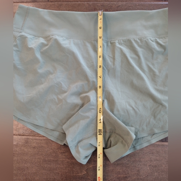 ATHLETA Women's green Run With It 3.5" shorts - XL - Picture 8 of 9